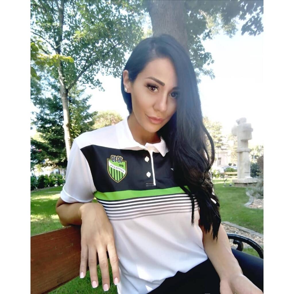 Sexi Ana Staševičová je hlásateľkou aj hovorkyňou futbalového klubu, ale fanúšikovia ju majú radšej bez saka.