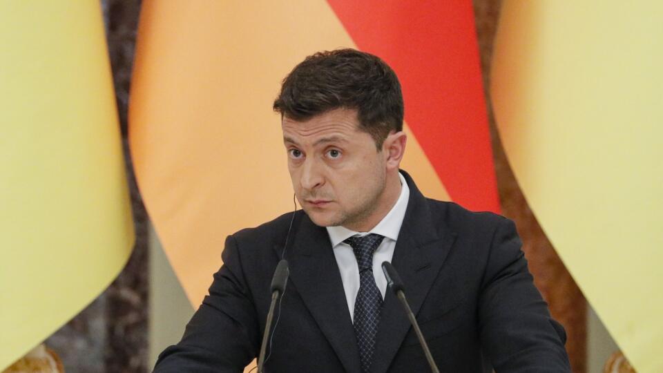 KK52 Kyjev - Ukrajinský prezident Volodymyr Zelenskyj počas tlačovej konferencie s nemeckou kancelárkou Angelou Merkelovou v Kyjeve 22. augusta 2021. FOTO TASR/AP
Ukrainian President Ukrainian President Volodymyr Zelenskyy attends a joint news conference with German Chancellor Angela Merkel following their talks at the Mariinsky palace in Kyiv, Ukraine, Sunday, Aug. 22, 2021. German Chancellor Angela Merkel arrived to Kyiv for a working visit to meet with top Ukrainian officials. (Sergey Dolzhen