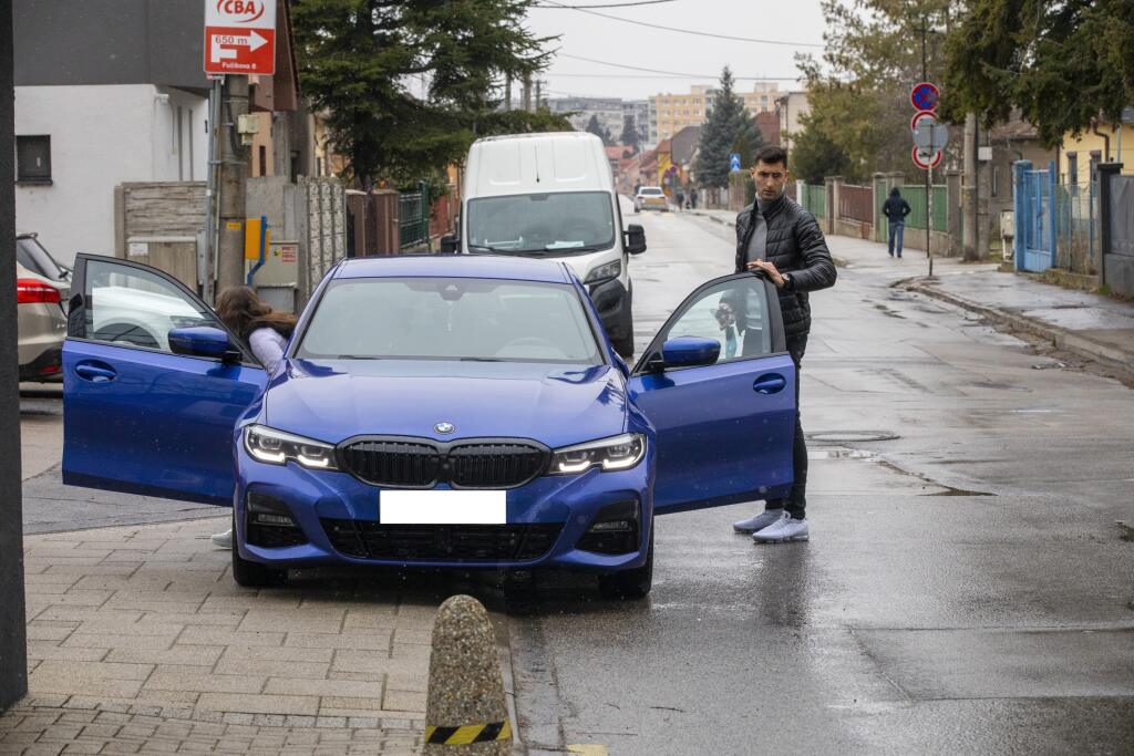 Brankár Mallorcy Dominik Greif sa na zrazoch predviedol aj na takomto krásnom modrom BMW.