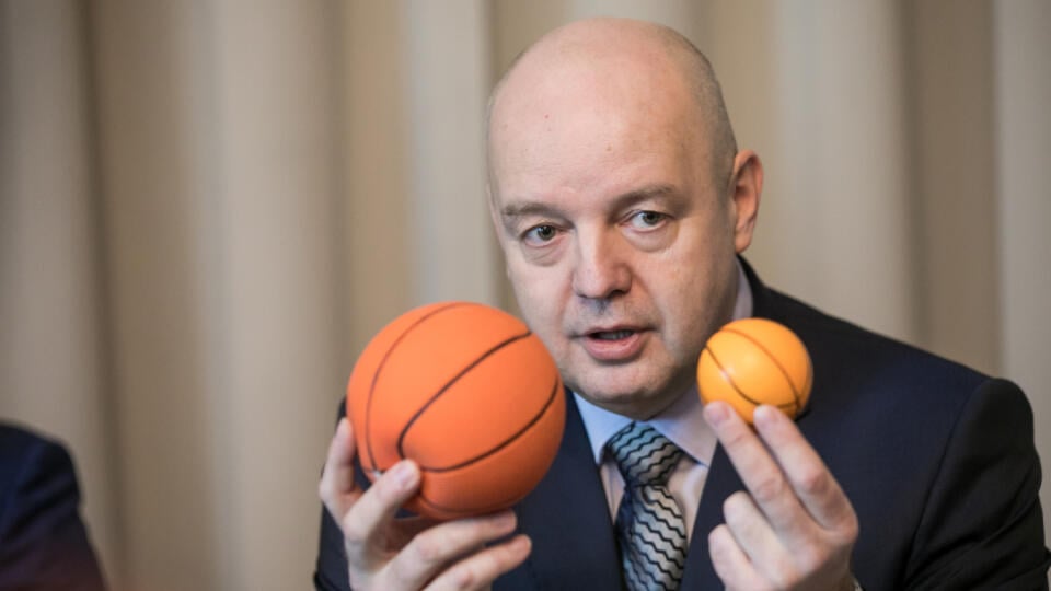 Pomocou malých basketbalových lôpt sa snažil pred novinármi vysvetľovať, aký je nevinný.