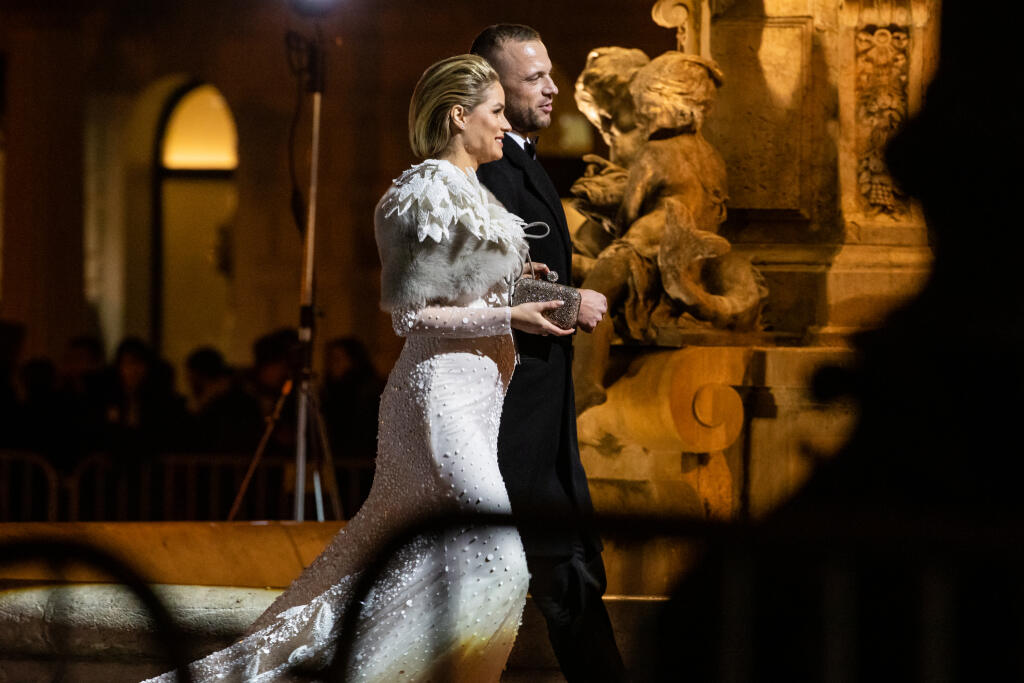 Príchod hostí na 20. dobročinný Ples v opere, ktorý sa konal tradične v starej budove Slovenského národného divadla v Bratislave. Na snímke Marián Gáborík a Ivana Gáborík.