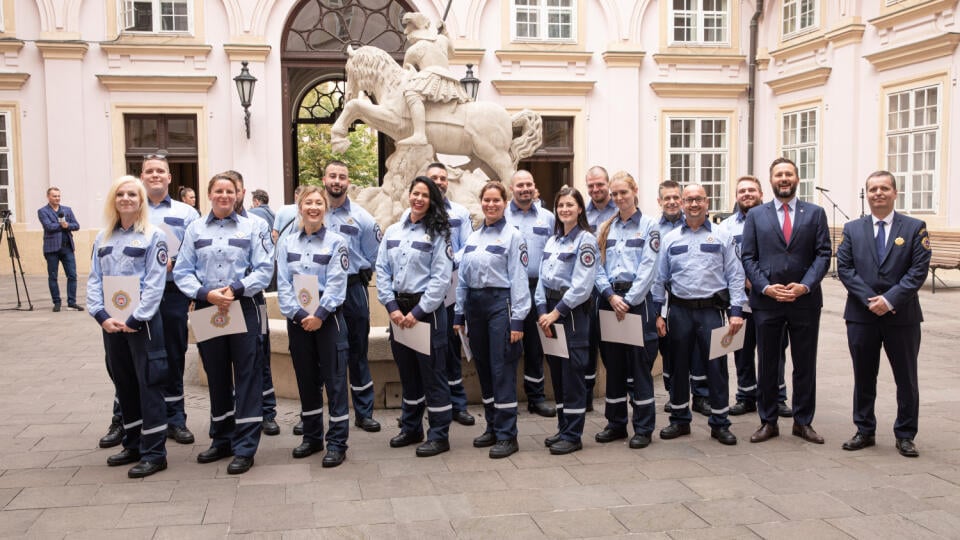 Na snímke je slávnostne privítanie nových mestských policajtov, ktoré sa konalo v Primaciálnom paláci za učasti náčelnika mestskej polície Miroslava Antala a primátora Matúša Valla.