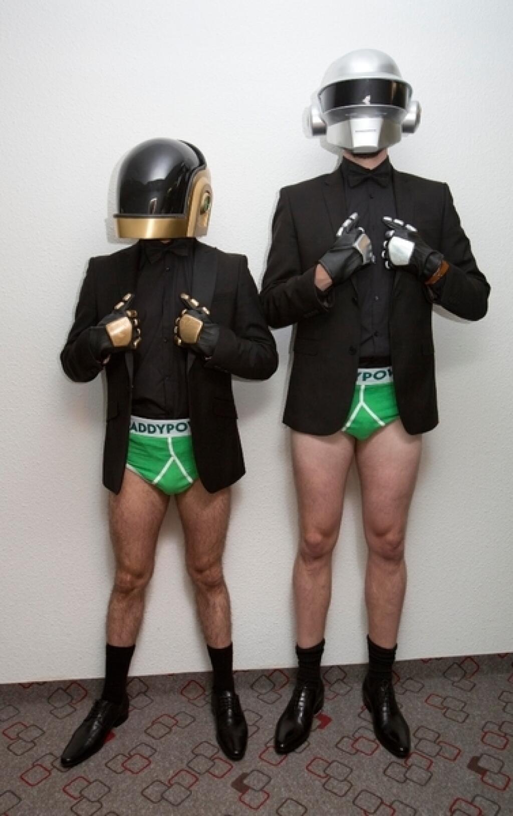 DAFT PUNK: Namiesto masiek dali dole nohavice.