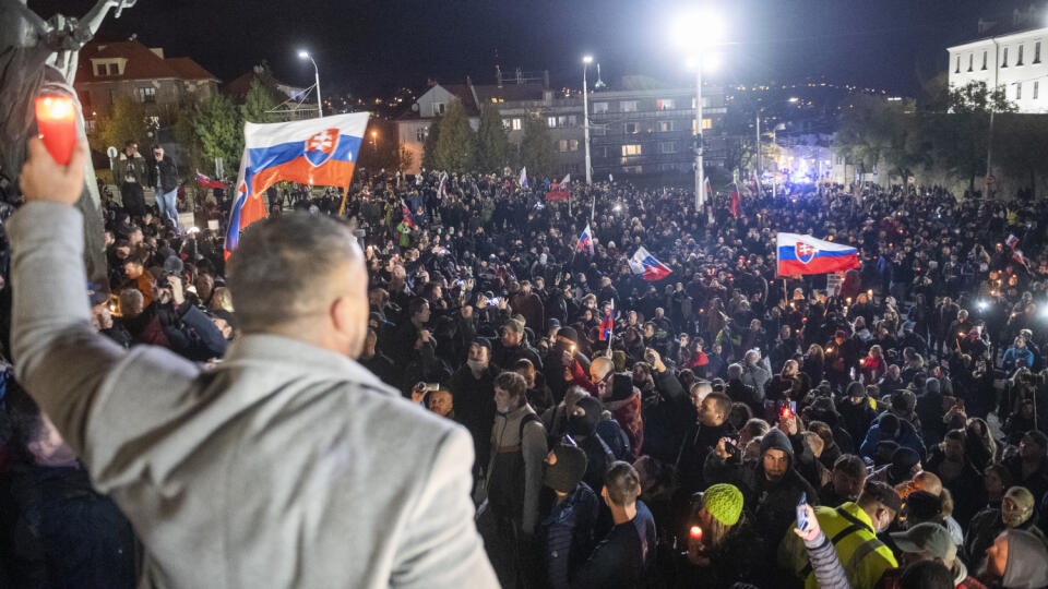 Na snímke demonštranti zapaľujú sviečky počas protivládneho protestu pred parlamentom v Bratislave v utorok 17. novembra 2020. FOTO TASR - Jaroslav Novák 