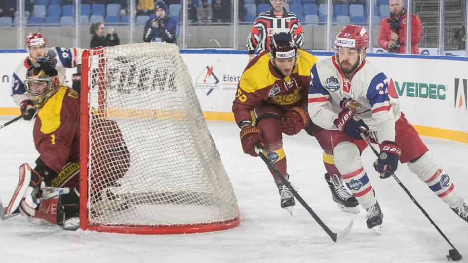 Druhý deň hokejovej série Winter Games v Bratislave na Tehelnom poli a duel medzi Duklou Trenčín a HKM Zvolen.