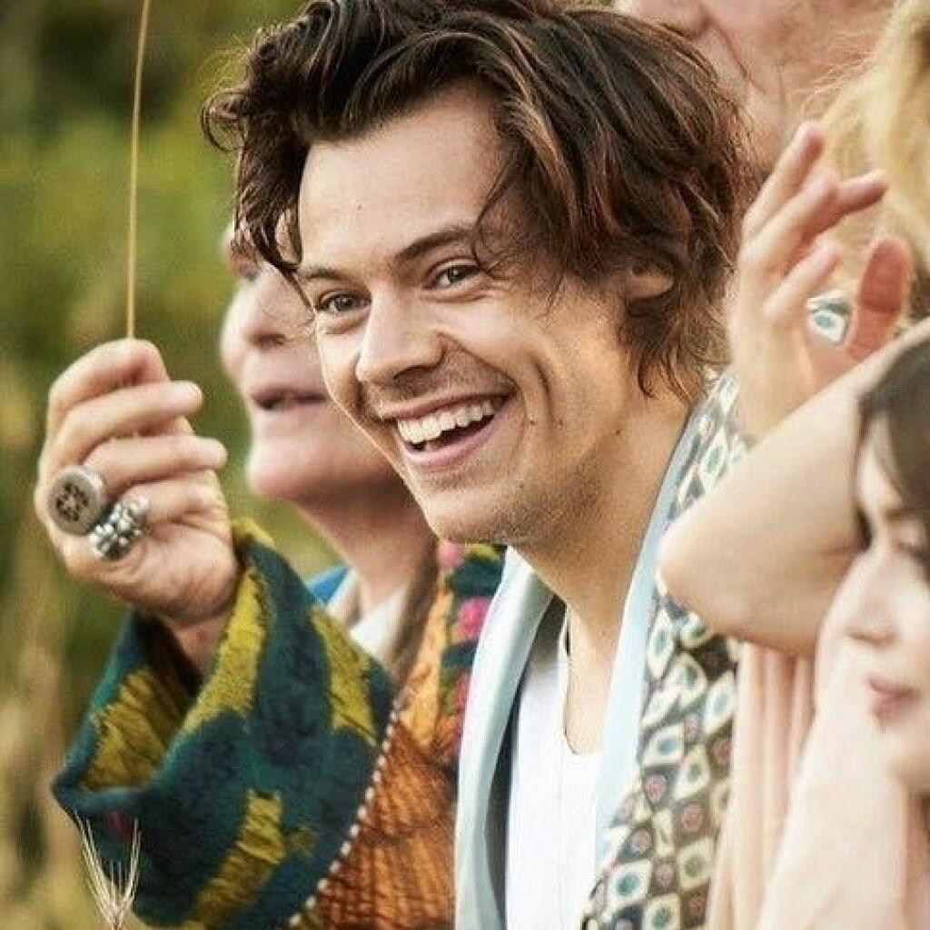 Harry Styles a Olivia WIlde sa zoznámili počas natáčania psychologického hororu Don't Worry Darling, na ktorom obidvaja spolupracujú a zaiskriť to malo medzi nimi práve na filmovom pľaci.