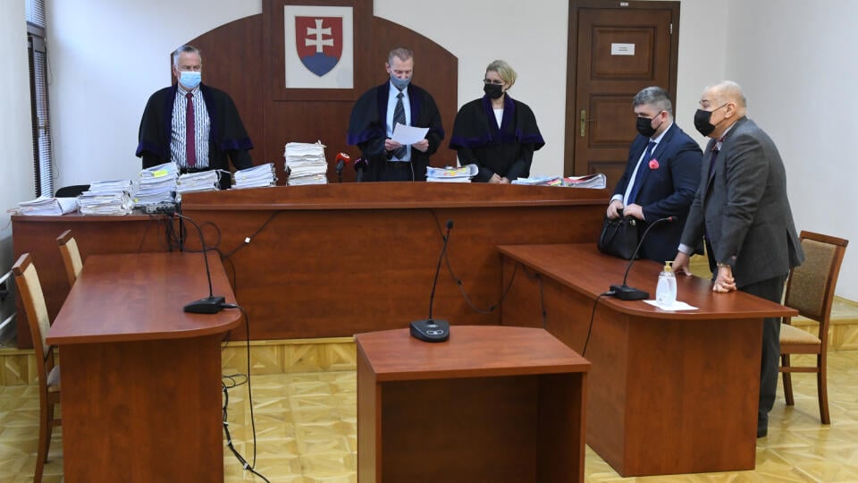 Vyhlásenie rozsudku v kauze Veľký Slavkov na Krajskom súde v Prešove. Na snímke senát Krajského súdu a druhý sprava právny zástupca Slovenského pozemkového fondu Michal Mandzák. Prešov, 30. novembra 2020. FOTO TASR – Milan Kapusta