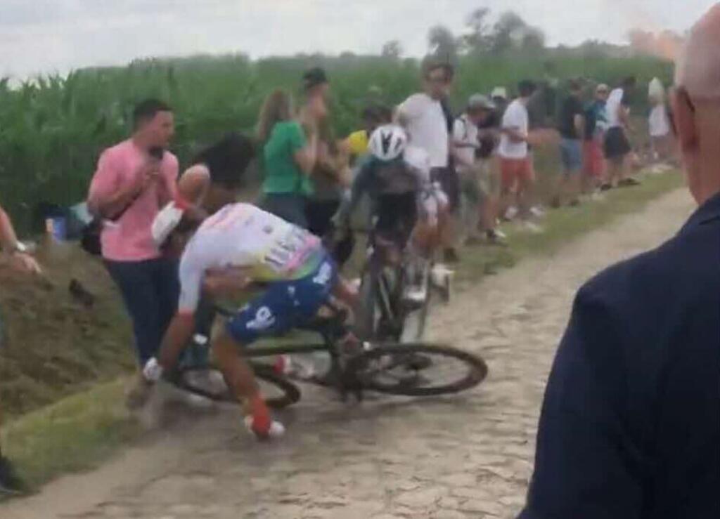Daniel Oss na Tour de France skončil. Osudnou sa mu stala zrážka s fanúšikom.