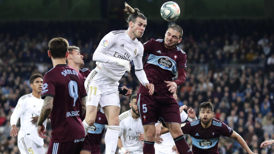 Gareth Bale z Realu Madrid a Okay Yokuslu zo Celty Vigo v súboji.