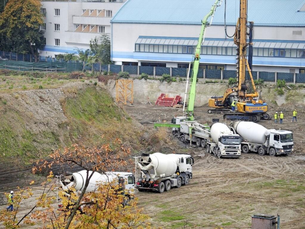 Pre rôzne prieťahy začali stavbári s prácami až v septembri 2016.