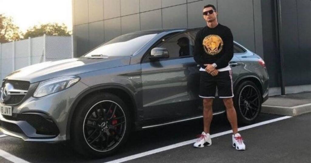Vozový park Cristiana Ronalda stojí za to. Aj takéto luxusné tátoše mu parkovali, či parkujú v garáži.