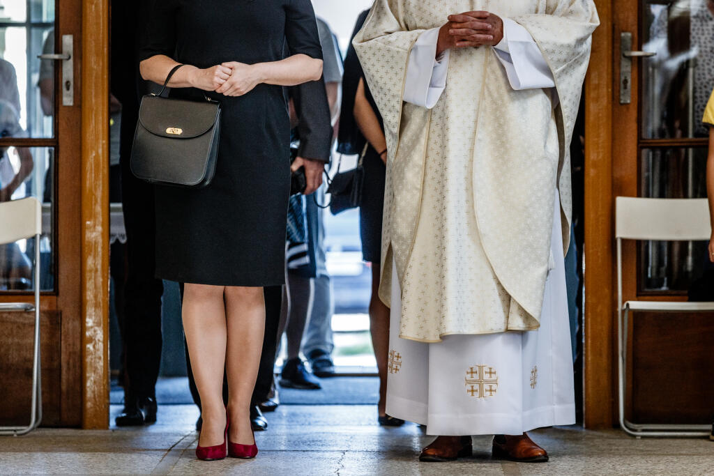 Prezidentka Slovenskej republiky Zuzana Čaputová sa v doprovode emeritného arcibiskupa Róberta Bezáka zúčastnila na Sviatok sv. Cyrila a Metoda na svätej omši v Kostole sv. Margity v Bratislave.