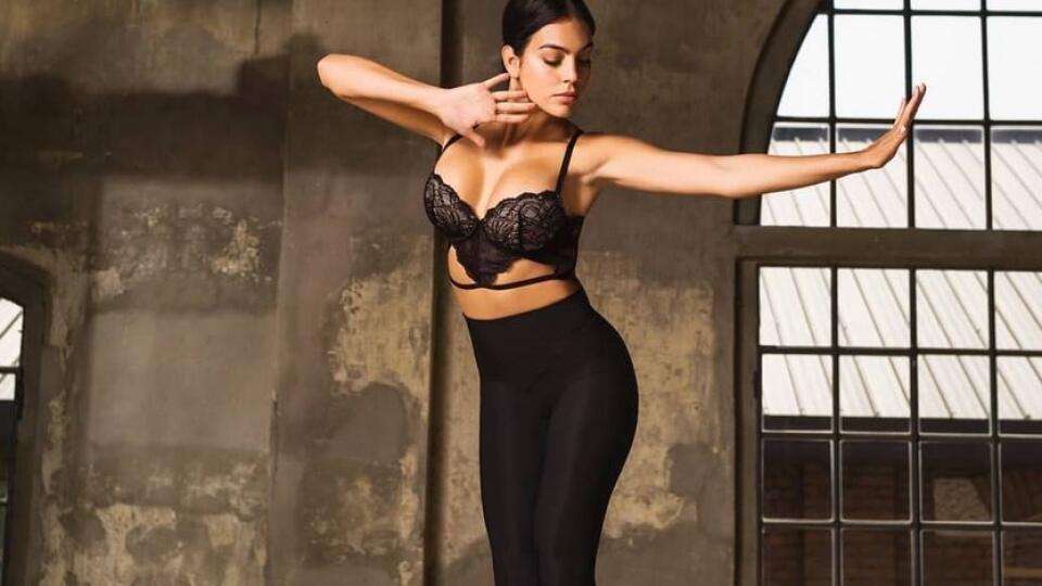 Cristiano Ronaldo si pred zápasom Juventusu proti Interu Miláno zašiel do kostola, jeho Georgina to však svojím outfitom absolútne nezvládla.