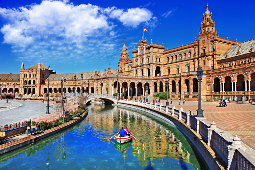 Sevilla, perla Andalúzie, očarí svojou bohatou históriou, nádhernou architektúrou a živou kultúrou. Objavte jej úchvatné pamiatky, ako sú Katedrála v Seville, Giralda a Kráľovský palác Alcázar.