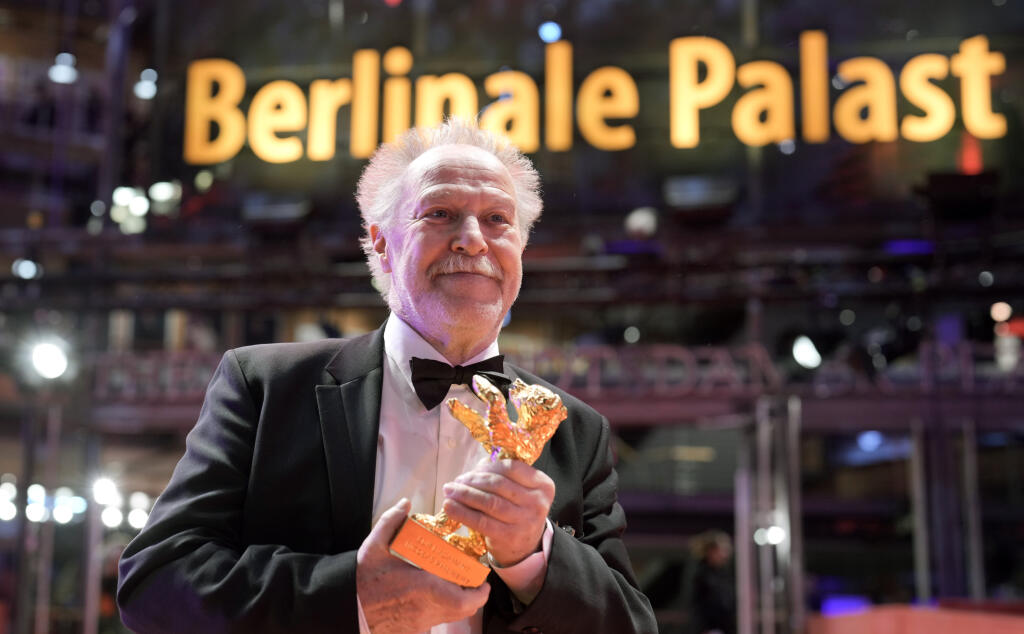 JB 39 Berlín - Režisér Nicolas Philibert pózuje so soškou Zlatého medveďa pre Najlepší fillm 