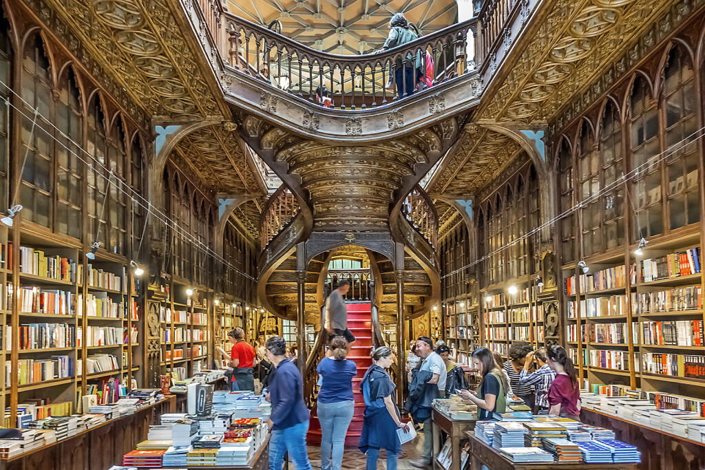 Dostať sa do kníhkupectva Livraria Lello si žiada trpezlivosť. Fanúšikovia Harryho Pottera sú ochotní čakať celé hodiny.