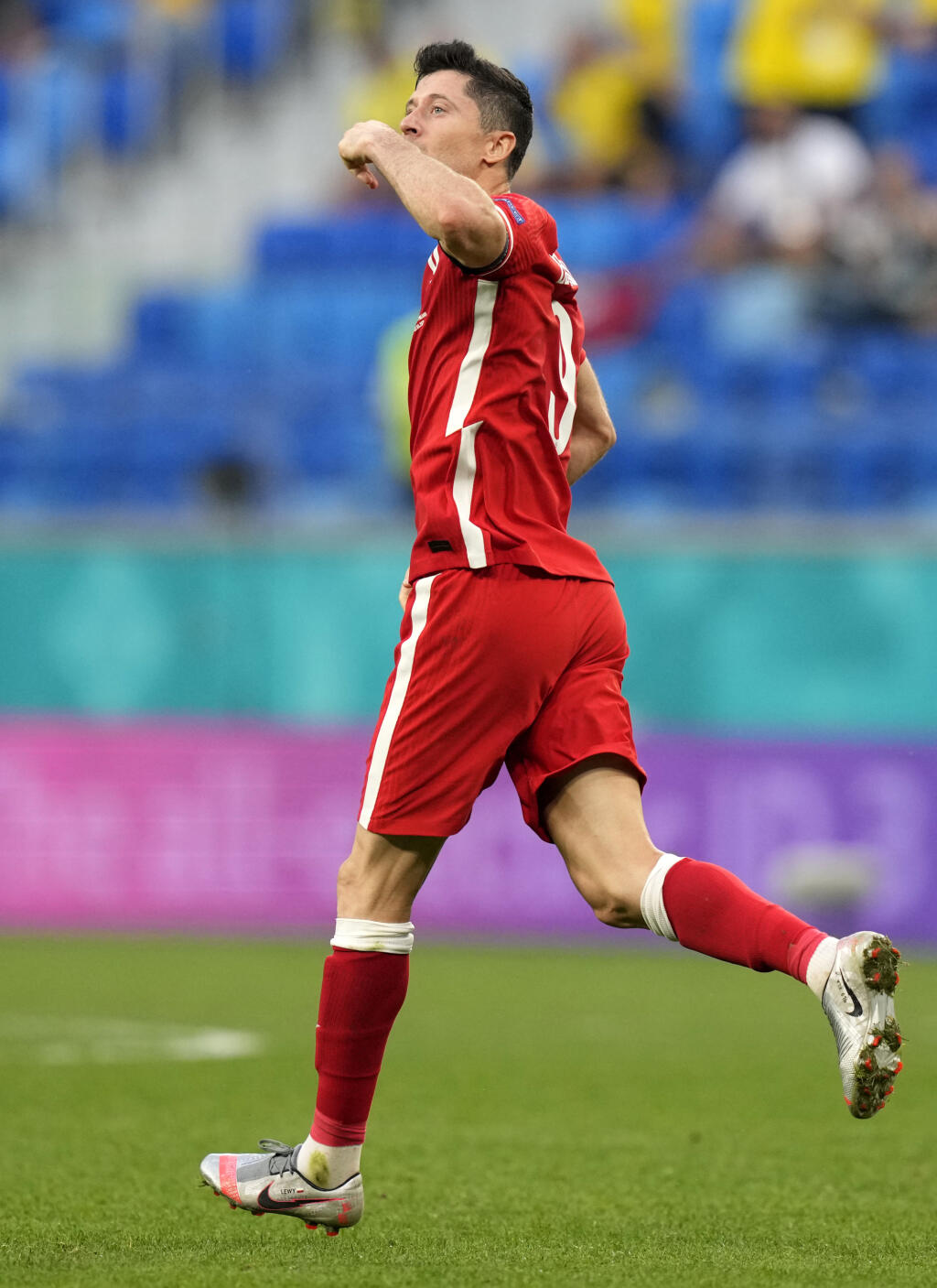 JB 45 Petrohrad - Poľský hráč Robert Lewandowski oslavuje druhý gól v zápase E-skupiny Švédsko - Poľsko na EURO 2020 vo futbale v ruskom Petrohrade 23. júna 2021. FOTO TASR/AP
Poland's Robert Lewandowski celebrates after scoring his sides second goal during the Euro 2020 soccer championship group B match between Sweden and Poland at Saint Petersburg stadium in St. Petersburg, Russia, Wednesday, June 23, 2021. (AP Photo/Dmitri Lovetsky, Pool)