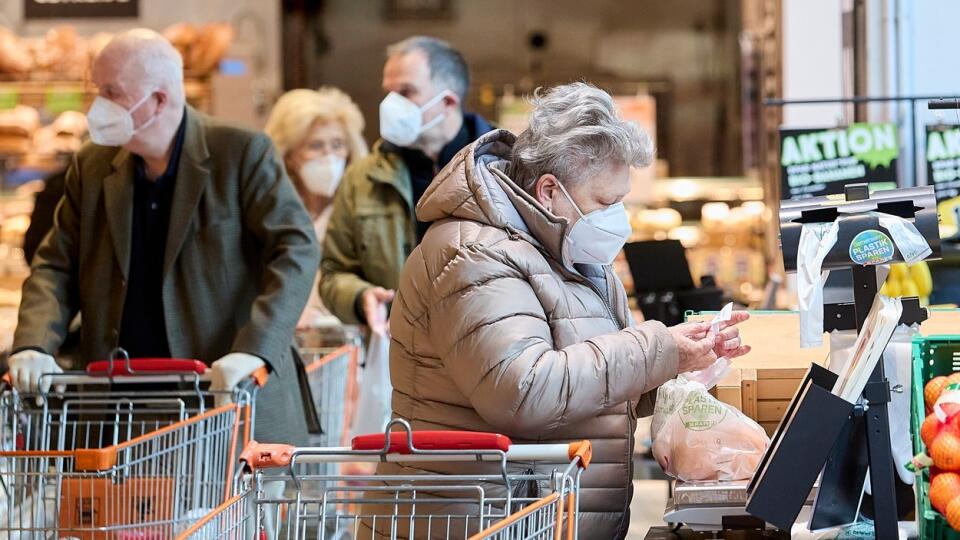 Zväz obchodu víta zmeny legislatívy, ktoré umožnia firme vedieť o očkovaní zamestnancovamestnancov supermarketov očkovať prednostne. Kancelár Sebastian Kurz ich označil za hrdinov koronakrízy.