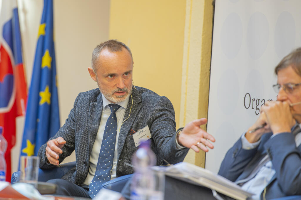 Na snímke zľava poslanec NR SR Tomáš Valášek (nezaradený) a zástupca riaditeľky odboru verejnej diplomacie NATO Petr Luňák počas Slovenského bezpečnostného fóra 2021, ktoré sa konalo v Univerzitnej knižnici v Bratislave v pondelok 4. októbra 2021. FOTO TASR - Michal Svítok