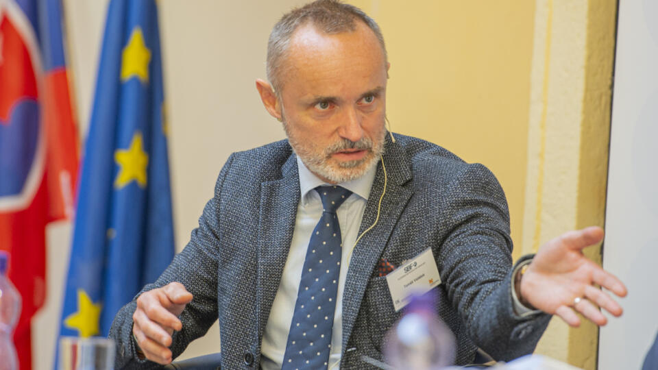 Na snímke zľava poslanec NR SR Tomáš Valášek (nezaradený) a zástupca riaditeľky odboru verejnej diplomacie NATO Petr Luňák počas Slovenského bezpečnostného fóra 2021, ktoré sa konalo v Univerzitnej knižnici v Bratislave v pondelok 4. októbra 2021. FOTO TASR - Michal Svítok