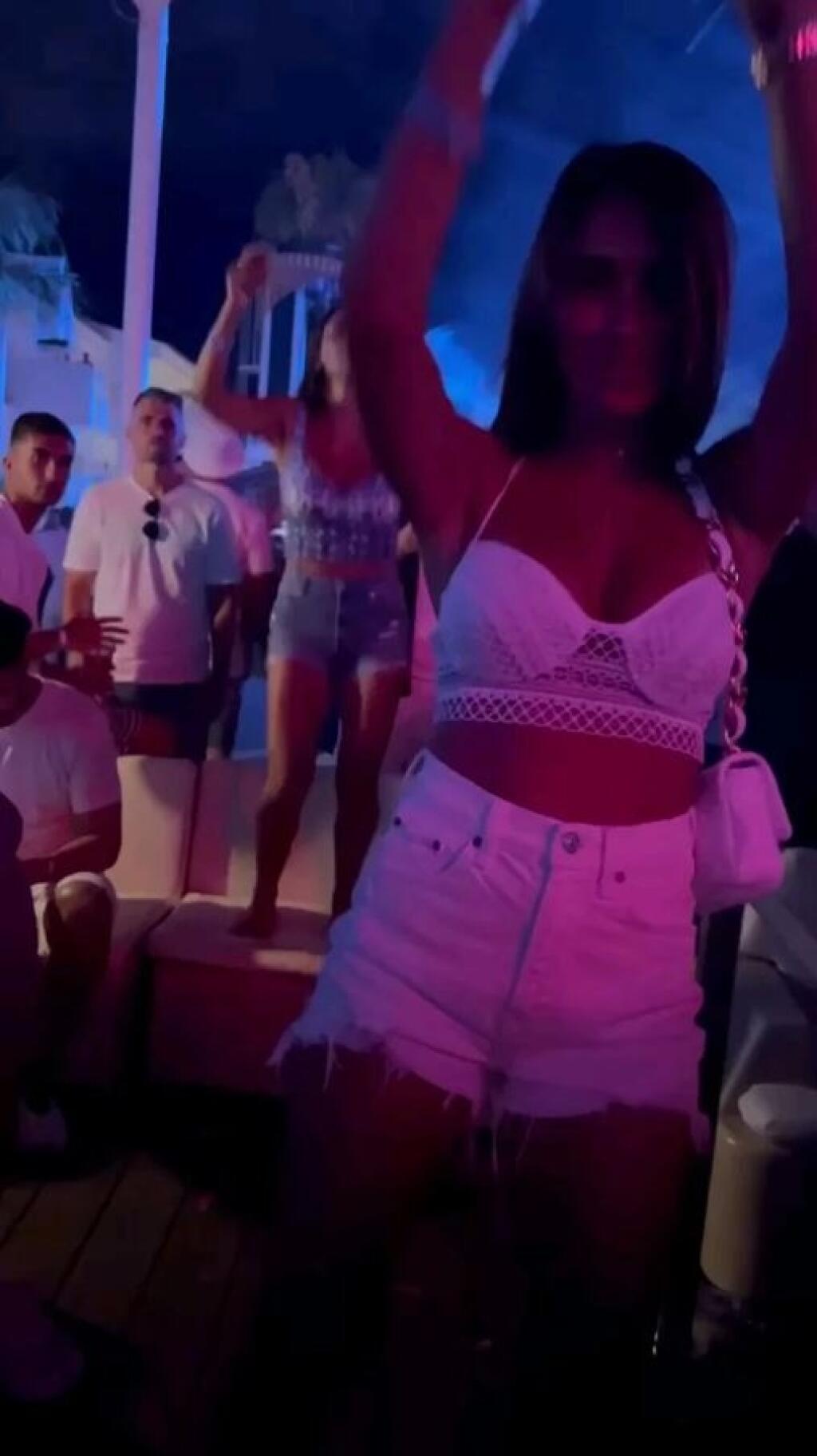 Antonella sa odviazala pri jednej z pesničiek. Prsia jej lietali do strán.