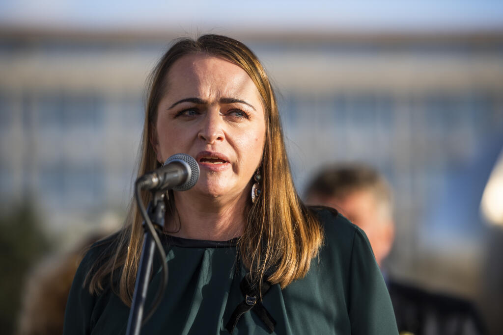 Na snímke viceprezidentka Konfederácie odborových zväzov (KOZ) Monika Uhlerová počas protestného zhromaždenia KOZ SR na podporu kolektívneho vyjednávania vo verejnej a štátnej službe a na podporu zvyšovania miezd, platov a životnej úrovne 2021 pred Úradom Vlády SR na Námestí slobody v Bratislave 27. októbra 2021. FOTO TASR - Jaroslav Novák