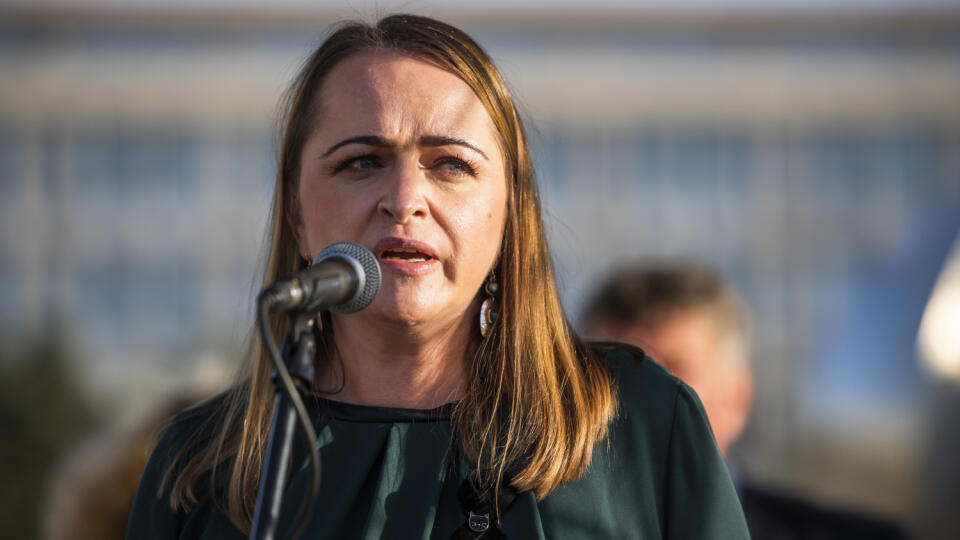 Na snímke viceprezidentka Konfederácie odborových zväzov (KOZ) Monika Uhlerová počas protestného zhromaždenia KOZ SR na podporu kolektívneho vyjednávania vo verejnej a štátnej službe a na podporu zvyšovania miezd, platov a životnej úrovne 2021 pred Úradom Vlády SR na Námestí slobody v Bratislave 27. októbra 2021. FOTO TASR - Jaroslav Novák