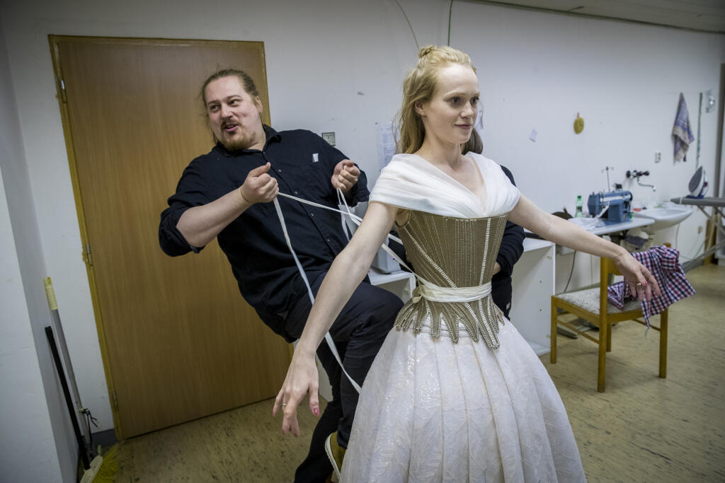 Na snimke Dominika Zelenikova Moravkova a Boris Hanecka pocas generalky finale folklornej show RTVS s nazvom Zem spieva.