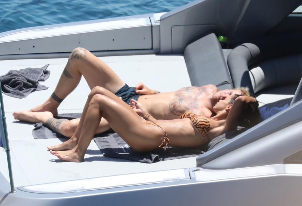Párik si na jachte užil erotické chvíle, ktoré paparazzi fotografi zachytili.