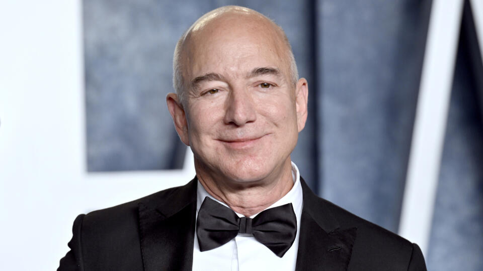 Na snímke americký podnikateľ a generálny riaditeľ spoločnosti Amazon.com a Blue Origin Jeff Bezos prichádza na Vanity Fair Oscar Party po udeľovaní cien Americkej akadémie filmových umení a vied (AMPAS) v Beverly Hills v Kalifornii v noci na pondelok 13. marca 2023. FOTO TASR/AP