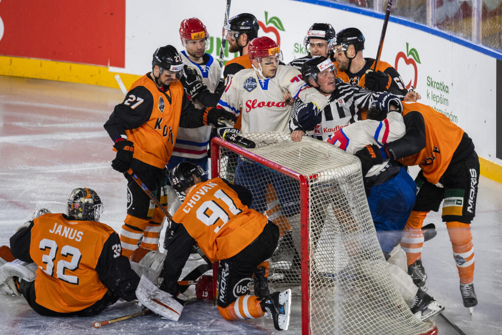 Na snímke šarvátka pred brankárom Jaroslavom Janusom (Košice) počas zápasu 24. kola Tipos extraligy HC Slovan Bratislava - HC Košice pod holým nebom na ploche Národného futbalového štadióna v rámci podujatia Kaufland Winter Games v Bratislave v nedeľu 15. januára 2023.