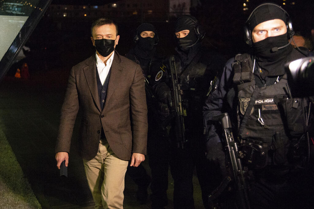 V bratislavskom Digital Parku, kde sídli finančná skupina Penta, zasahovali ozbrojení policajti. Na snímke vľavo podnikateľ Jaroslav Haščák počas zadržania 1. decembra 2020 v Bratislave. FOTO TASR – Jakub Kotian
