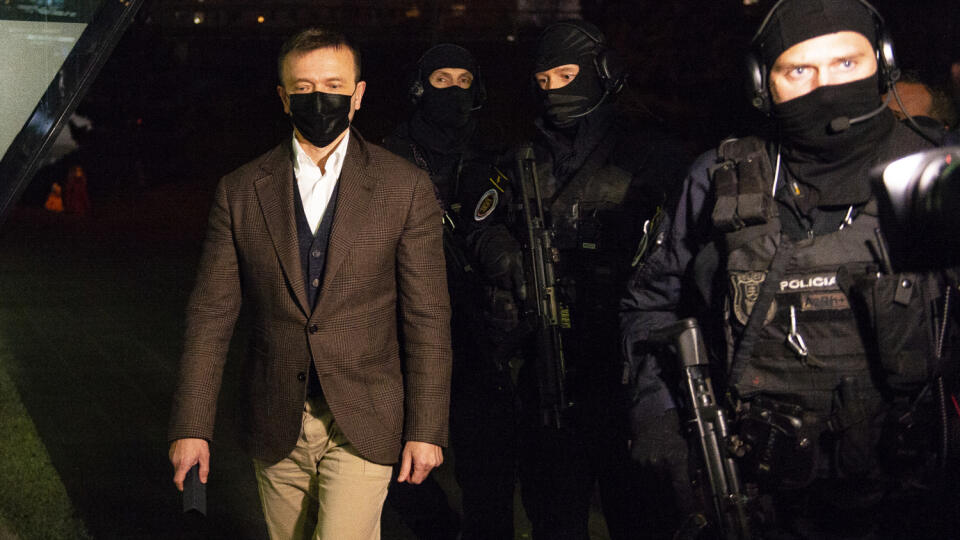 V bratislavskom Digital Parku, kde sídli finančná skupina Penta, zasahovali ozbrojení policajti. Na snímke vľavo podnikateľ Jaroslav Haščák počas zadržania 1. decembra 2020 v Bratislave. FOTO TASR – Jakub Kotian