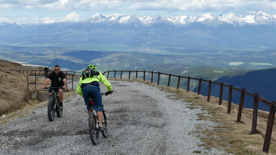 Na snímke cyklisti počas výstupu na Kráľovu hoľu v sobotu 6. júna 2020.