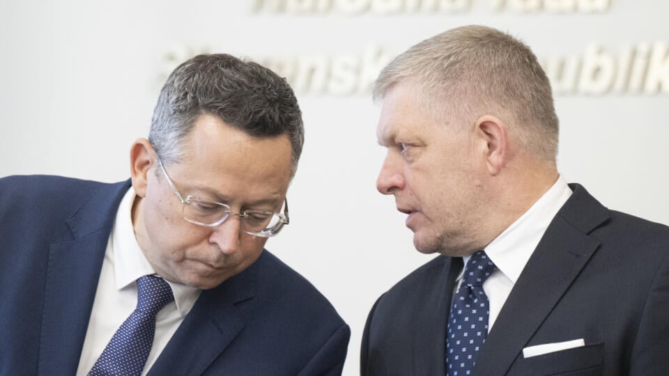 Na snímke sprava premiér a predseda SMER-SD Robert Fico a minister financií Ladislav Kamenický (Smer-SD) počas tlačovej konferencie predsedov koaličných strán SMER-SD, Hlas-SD a SNS v Bratislave vo štvrtok 3. októbra 2024. Spoločná konferencia sa uskutočnila po tom, čo poslanci Národnej rady (NR) Slovenskej republiky (SR) schválili balík opatrení na konsolidáciu verejných financií v budúcom roku v Bratislave vo štvrtok 3. októbra 2024. FOTO TASR - Martin Baumann