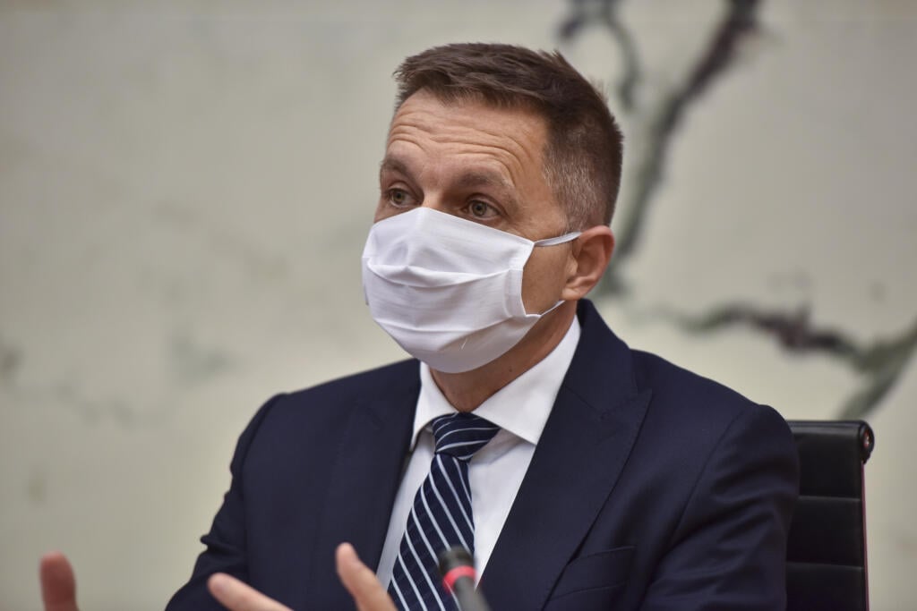 Pod guvernérom Národnej banky Slovenska sa trasie stolička. Na odchod ho vyzval poslanec Peter Kremský (OĽANO). Dôvodom sú podľa neho informácie o korupcii na ministerstve financií a finančnej správe v čase, keď stál Peter Kažimír (na fotke) na čele rezortu financií.