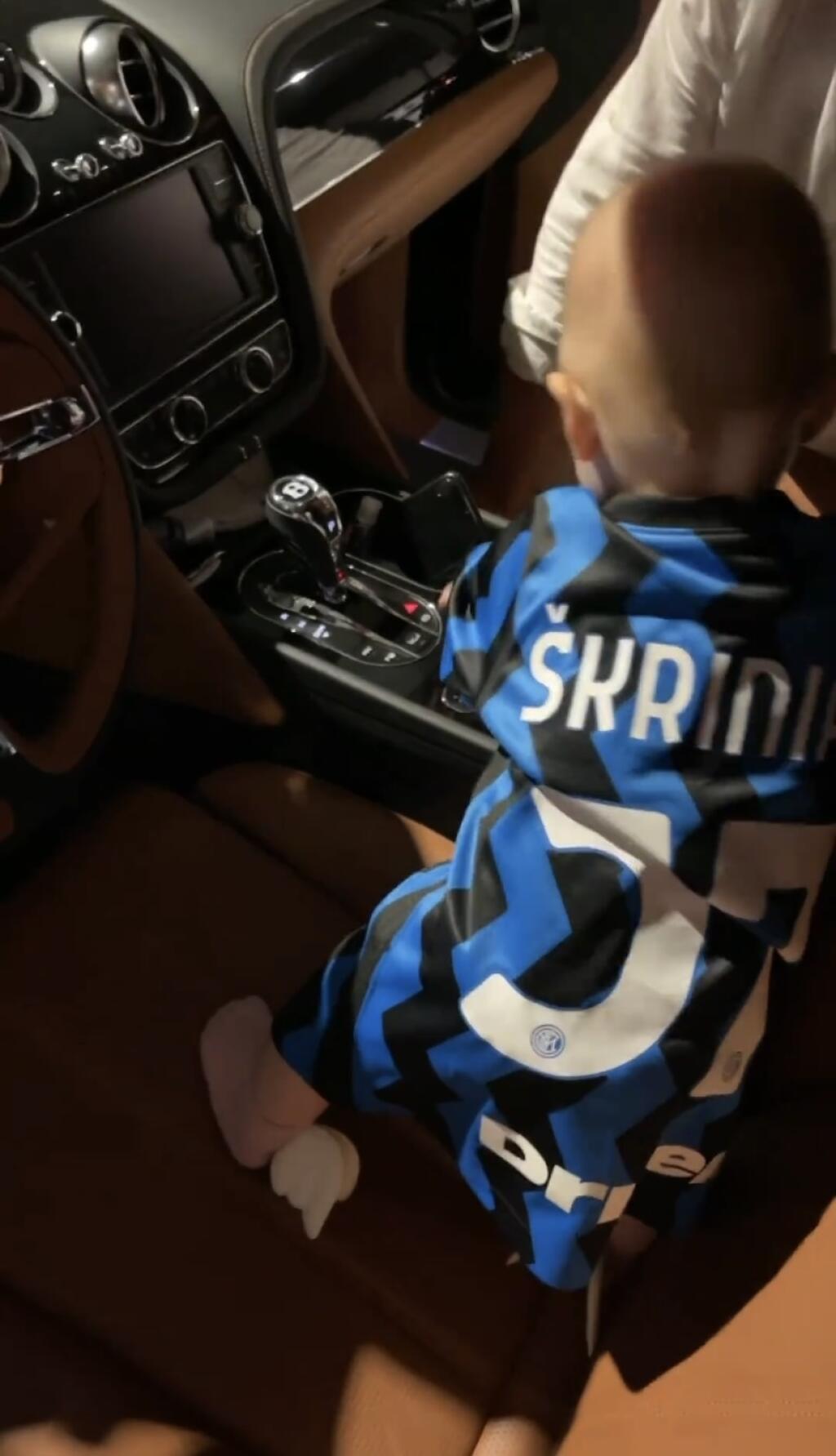 Škriniarova dcérka Charlotte si posedela aj na mieste pre šoféra. V luxusnom Bentley mala na sebe dres s otcovým menom.