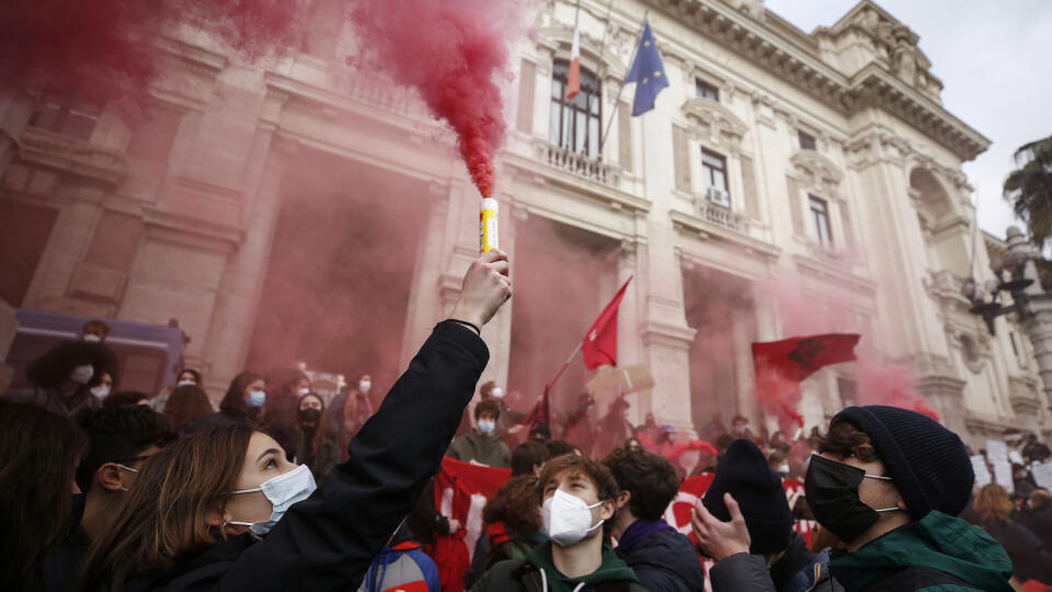 Študenti protestujú proti predĺženiu dištančnej výučby pred budovou ministerstva školstva.