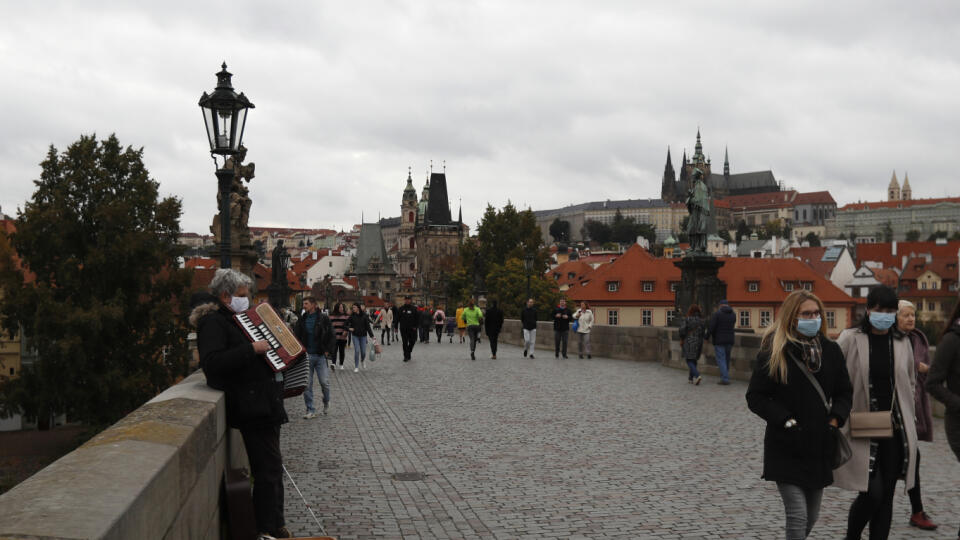 WA 4 Praha - Ľudia kráčajú po Karlovom moste v Prahe v nedeľu 11. októbra 2020. Česká republika a susedné Slovensko zaznamenávajú veľký nárast prípadov ochorenia COVID-19 spôsobovaného novým druhom koronavírusu. V Českej republike bude od stredy pravdepodobne povinné nosiť na verejnosti rúško a je možné, že prvý stupeň základných škôl prejde na režim diaľkovej výučby. Vyplýva to z tlačového brífingu po zasadnutí Rady hospodárskej a sociálnej dohody ČR.Presný zoznam opatrení, ktoré vstúpia do pl