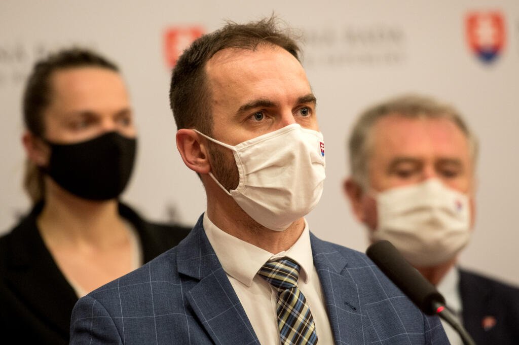 Na snímke poslanci NR SR Lucia Drábiková, Michal Šípoš a Peter Dobeš (OĽaNO) počas brífingu s novinármi po voľbe špeciálneho prokurátora 5. februára 2021 v Bratislave. Poslanci Národnej rady (NR) SR zvolili v piatok vo verejnej voľbe za špeciálneho prokurátora advokáta a exministra Daniela Lipšica. Zo 117 prítomných poslancov ho podporilo 79, proti bolo 12 a hlasovania sa zdržalo 26 poslancov. FOTO TASR - Martin Baumann