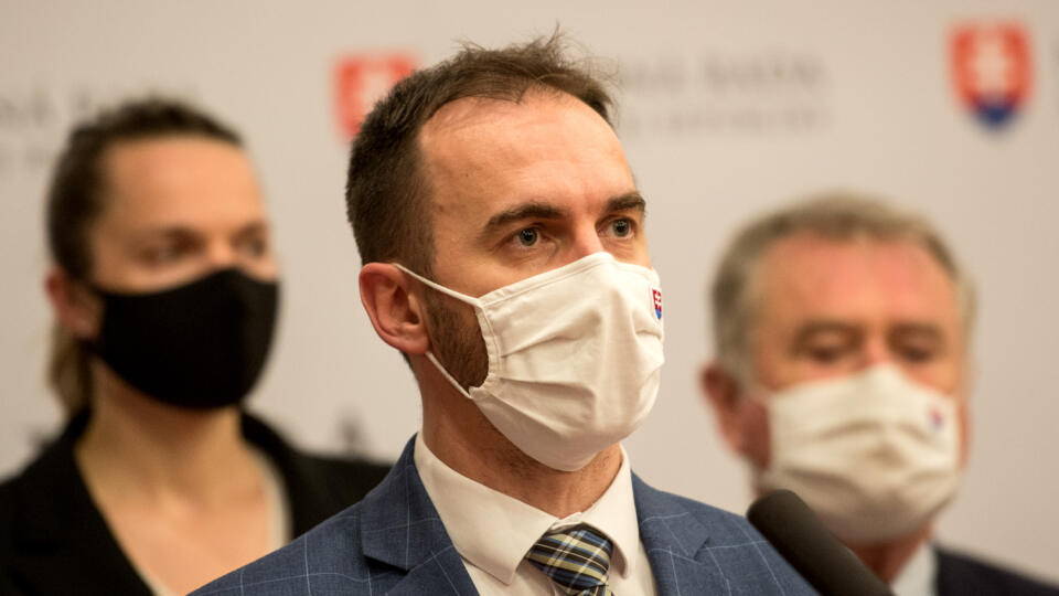 Na snímke poslanci NR SR Lucia Drábiková, Michal Šípoš a Peter Dobeš (OĽaNO) počas brífingu s novinármi po voľbe špeciálneho prokurátora 5. februára 2021 v Bratislave. Poslanci Národnej rady (NR) SR zvolili v piatok vo verejnej voľbe za špeciálneho prokurátora advokáta a exministra Daniela Lipšica. Zo 117 prítomných poslancov ho podporilo 79, proti bolo 12 a hlasovania sa zdržalo 26 poslancov. FOTO TASR - Martin Baumann