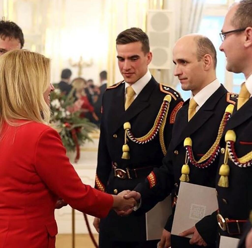 V SEXI UNIFORME Adam pracuje v čestnej stráži prezidentky Zuzany Čaputovej.