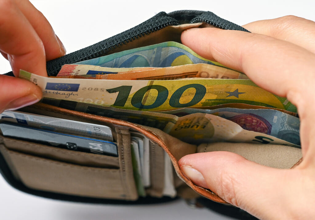 WA 41 archív Sieversdorf - Na archívnej snímke zo 17. marca 2021 muž vyťahuje z peňaženky bankovku v hodnote 100 eur v nemeckom Sieversdorfe. Miera inflácie sa v eurozóne zrýchlila v septembri 2022 na nový rekord, tempo rastu však bolo miernejšie, než uvádzal rýchly odhad a inflácia tak zatiaľ dvojcifernú úroveň nedosiahla. Spotrebiteľské ceny v eurozóne vzrástli v septembri medziročne o 9,9 % po 9,1-percentnom raste v auguste. Na porovnanie, v septembri minulého roka dosiahla medziročná miera i