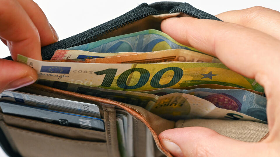 WA 41 archív Sieversdorf - Na archívnej snímke zo 17. marca 2021 muž vyťahuje z peňaženky bankovku v hodnote 100 eur v nemeckom Sieversdorfe. Miera inflácie sa v eurozóne zrýchlila v septembri 2022 na nový rekord, tempo rastu však bolo miernejšie, než uvádzal rýchly odhad a inflácia tak zatiaľ dvojcifernú úroveň nedosiahla. Spotrebiteľské ceny v eurozóne vzrástli v septembri medziročne o 9,9 % po 9,1-percentnom raste v auguste. Na porovnanie, v septembri minulého roka dosiahla medziročná miera i