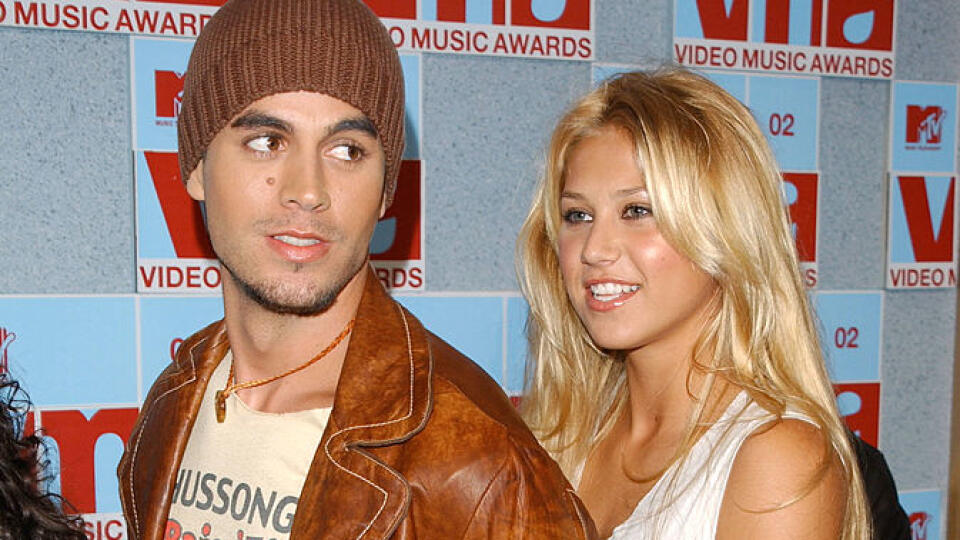 NEW YORK - AUGUST 29: Tennis player Anna Kournikova and singer Enrique Iglesias arrive at the 2002 MTV Video Music Awards at Radio City Music Hall August 29, 2002 in New York City.  (Photo by Mark Mainz/Getty Images)