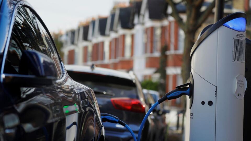 Nabíjanie elektromobilu na ulici.