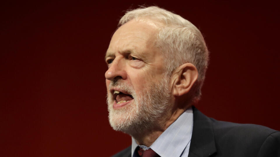 KK14 Brighton - Na archívnej snímke z 24. septembra 2019 líder hlavnej britskej opozičnej Labouristickej strany Jeremy Corbyn v Brightone. Líder hlavnej britskej opozičnej Labouristickej strany Jeremy Corbyn vo štvrtok vyzval zákonodarcov, aby odmietli návrh dohody o brexite, na ktorom sa dohodli predstavitelia Británie a Európskej únie. FOTO TASR/AP
FILE - In this Tuesday, Sept. 24, 2019 file photo, Jeremy Corbyn, leader of Britain's opposition Labour Party gives an impromptu speech during the