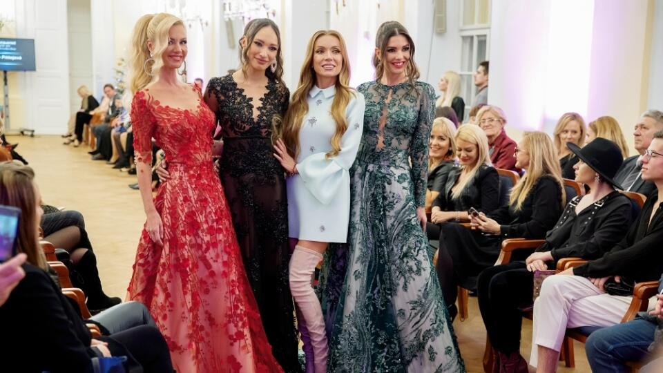 Záver prehliadky patril návrhárke Jane Pištejovej (45), v bledomodrom, ktorej modely predviedli Katarína Mihalová Manová (30), Dominika Ducová (23) a Soňa Skoncová (33).