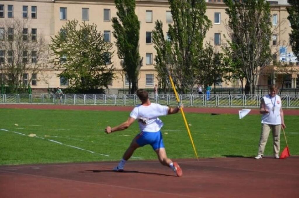 TOMÁŠ HALVA (†25) - Bol jeden z najväčších oštepárskych talentov na Slovensku. V sľubne rozbehnutej kariére ho pribrzdili zranenia a do toho prišla navyše láska. Po vojenčine v Dukle Banská Bystrica začal zarábať a atletika išla bokom. Údajne sa dostal do zlej partie. Východisko zo začarovaného kruhu našiel koncom novembra 2001, kedy sa obesil v chalupe v Ráztoke. Ilustračná snímka.