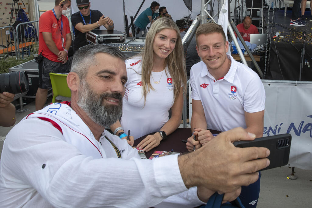 Autogramiáda slovenských olympionikov po návrate z japonského Tokia v X-Bionic Šamorín. Atléti Emma Zapletalová s Jánom Volkom boli stredobodom záujmu.